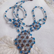 Collier Arabesque monté avec des Cristaux de Swarovski, des toupies en verre et des rocailles.